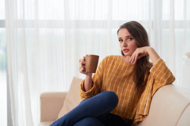 Evde sıcak çay içme kadın