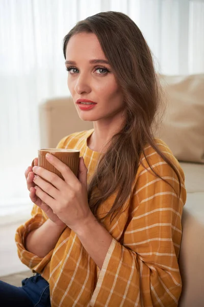 Portrait de jeune femme avec tasse — Photo