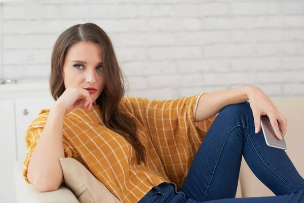 Beleidigte Frau liegt auf Sofa — Stockfoto