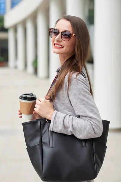 Retrato da menina da cidade com café da tomada — Fotografia de Stock