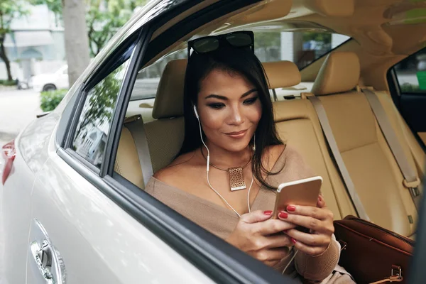 Mujer elegante escuchando música — Foto de Stock