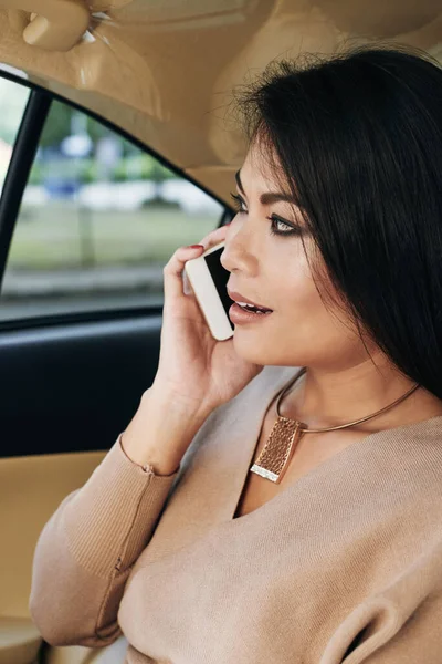 Asiatisk kvinna kommunicera per telefon i Taxi — Stockfoto