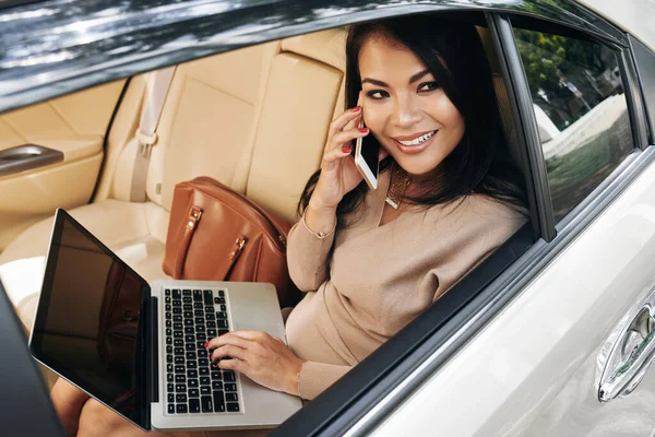 Multitasking Affärskvinna som arbetar i taxi — Stockfoto
