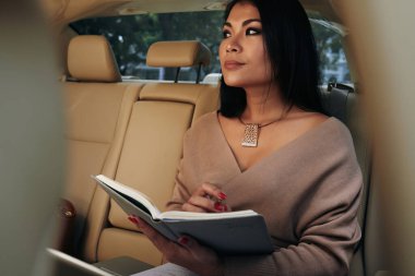 İş kadını Fikirlerini Yıkmaya Çalışıyor