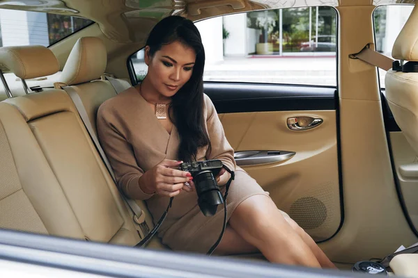 Asian Photographer With Camera In Car — Stock Photo, Image