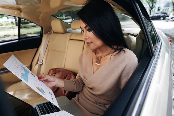 Bezig aziatische vrouw in auto — Stockfoto