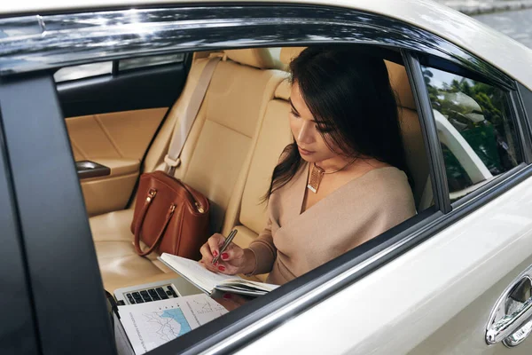 Asian Businesswoman Preparing Report Into Car — Stock Photo, Image