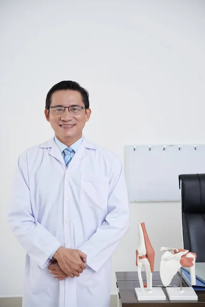 Asiatisch doktor porträt bei büro — Stockfoto