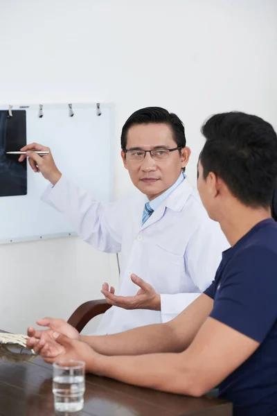 Asiatischer Facharzt bei der Arbeit — Stockfoto