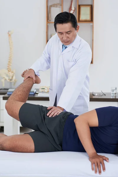 Moderne osteopaat aan het werk met patiënt — Stockfoto