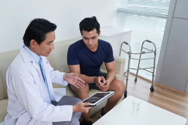 Asiático médico consultor homem na clínica — Fotografia de Stock