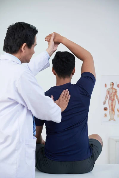 Osteopata profissional no trabalho com paciente — Fotografia de Stock