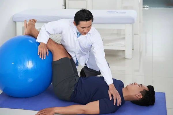 Doctor ayudando al paciente a recuperarse — Foto de Stock