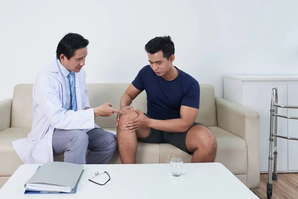 Junge Patientin mit Schmerzen im Knie — Stockfoto