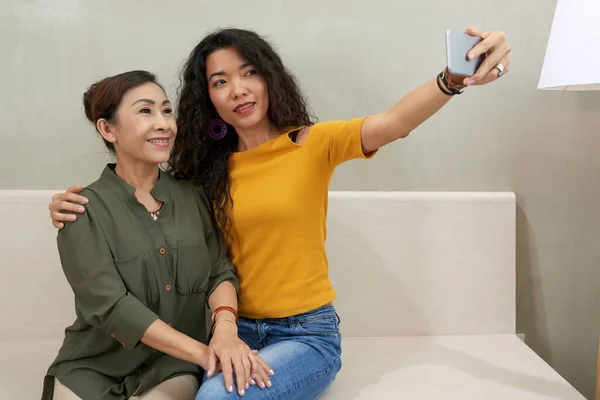 Mengambil Selfie Dengan Ibu Mature — Stok Foto