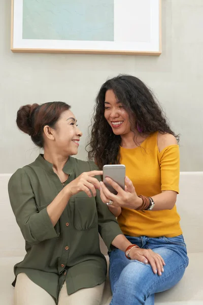 Ridere con la mamma mentre guarda le foto — Foto Stock