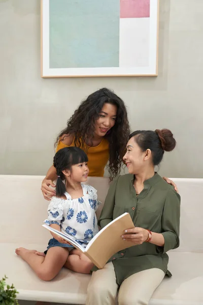 Apreciando leitura do livro com neta e filha — Fotografia de Stock