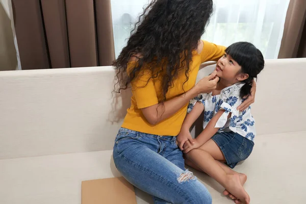 Mãe tocando queixo de filha asiática — Fotografia de Stock