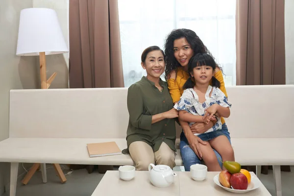 Perempuan Dengan Putri di Lutut dan Ibu Senior — Stok Foto