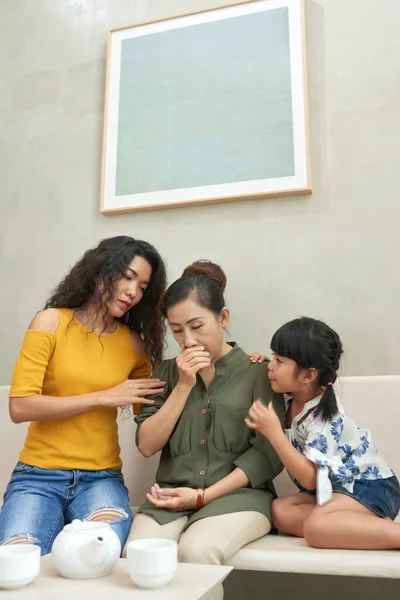 Apoyo a la abuela enferma juntos en casa — Foto de Stock