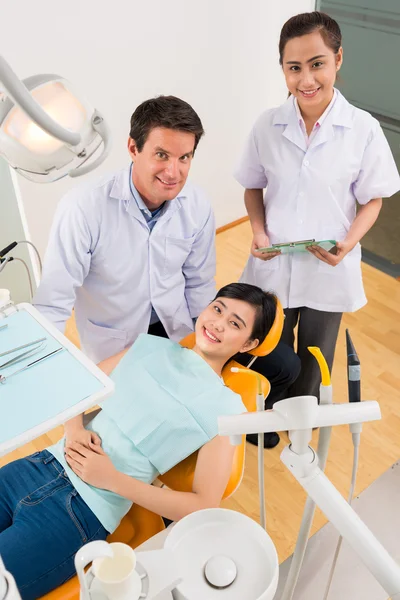 Assistent och patienten på stomatologi clinic — Stockfoto