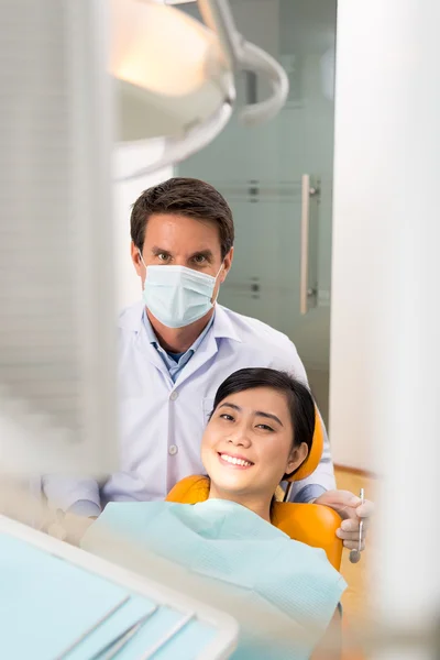 Dentista e Paciente — Fotografia de Stock