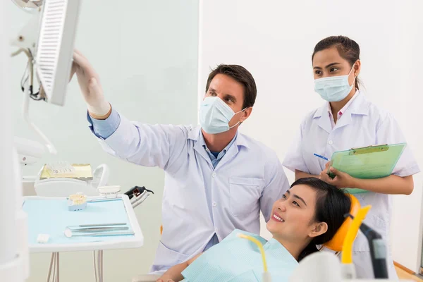 Orthodontist and female patient — Stock Photo, Image