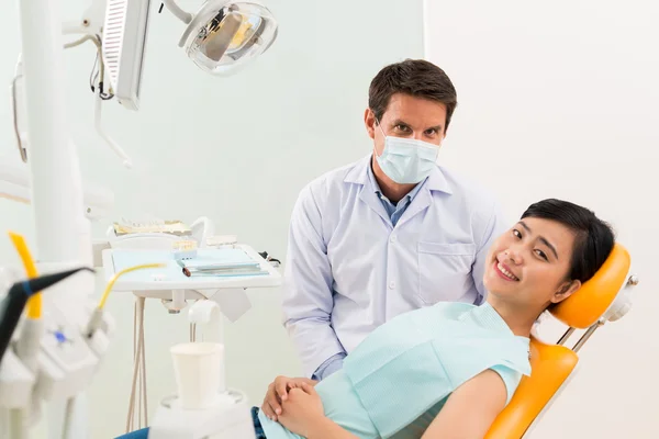 Азиатка в стоматологическом кресле — стоковое фото