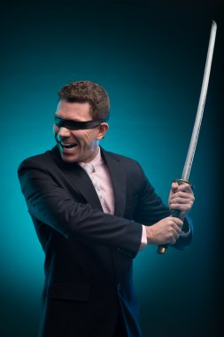Katana kılıcı ile saldıran işadamı