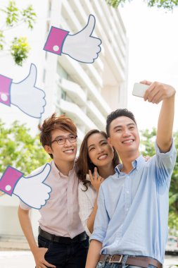 bir selfie alarak arkadaşlar almak için seviyor