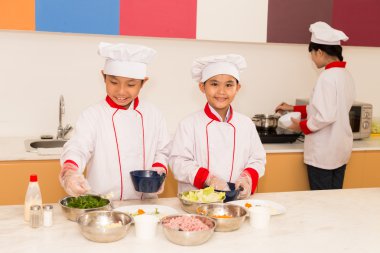 Vietnamlı çocuk mutfakta yemek