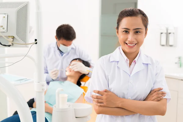 Asistente alegre del dentista — Foto de Stock