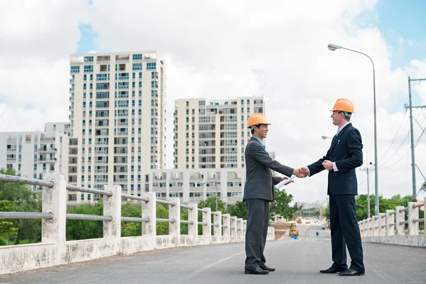 Architetti che stringono la mano — Foto Stock