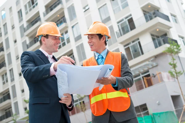 Gerente de construção e engenheiro — Fotografia de Stock