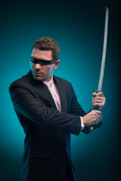 Uomo d'affari con spada katana — Foto Stock