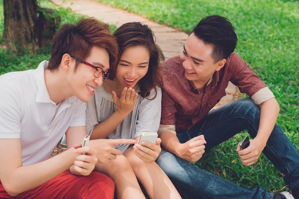 Amigos compartiendo algo en el teléfono —  Fotos de Stock