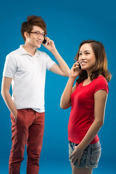 Vietnamca çift cep telefonu ile konuşurken — Stok fotoğraf