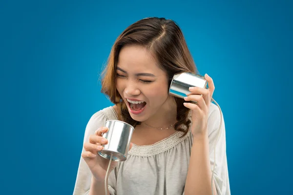 Mädchen schreit in Dosentelefon — Stockfoto