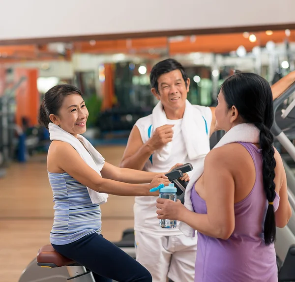 Anziani in palestra — Foto Stock