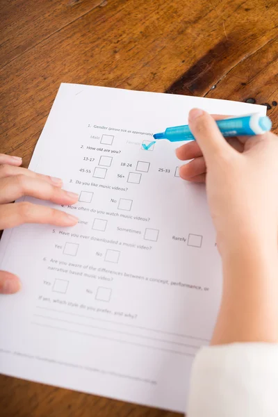 Woman filling survey form — Stock Photo, Image