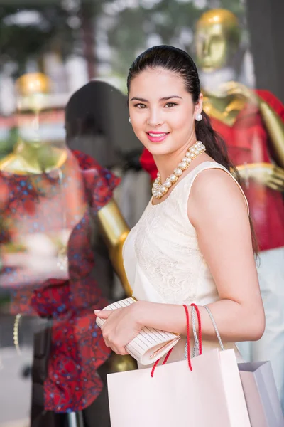 Elegant asiatisk kvinna med papperspåsar — Stockfoto