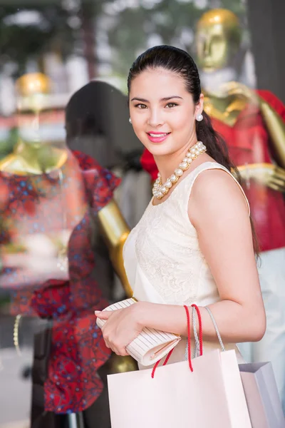 Elegante donna asiatica con sacchetti di carta — Foto Stock