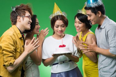 elinde bir pasta doğum günü kızı