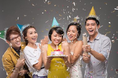 arkadaşlar, partide düşen konfeti altında