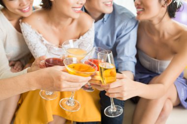 insanlar bardakları tokuşturup ve kızartma