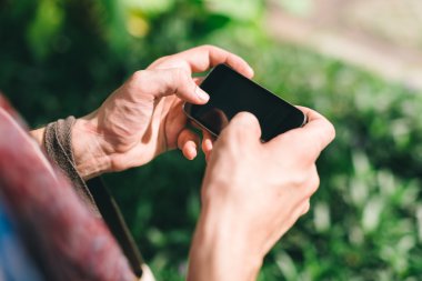 Erkek el üstünde smartphone uygulama kullanarak yakın çekim