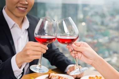 Çift tungur bardak kırmızı şarap