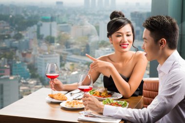 Asya çift akşam yemeği