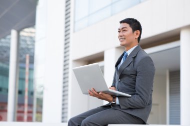 dizüstü bilgisayarda çalışan Vietnamlı Yöneticisi