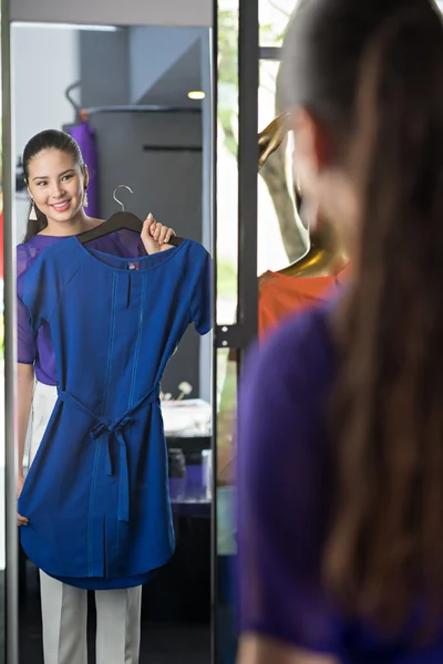 Mulher tentando em um vestido — Fotografia de Stock